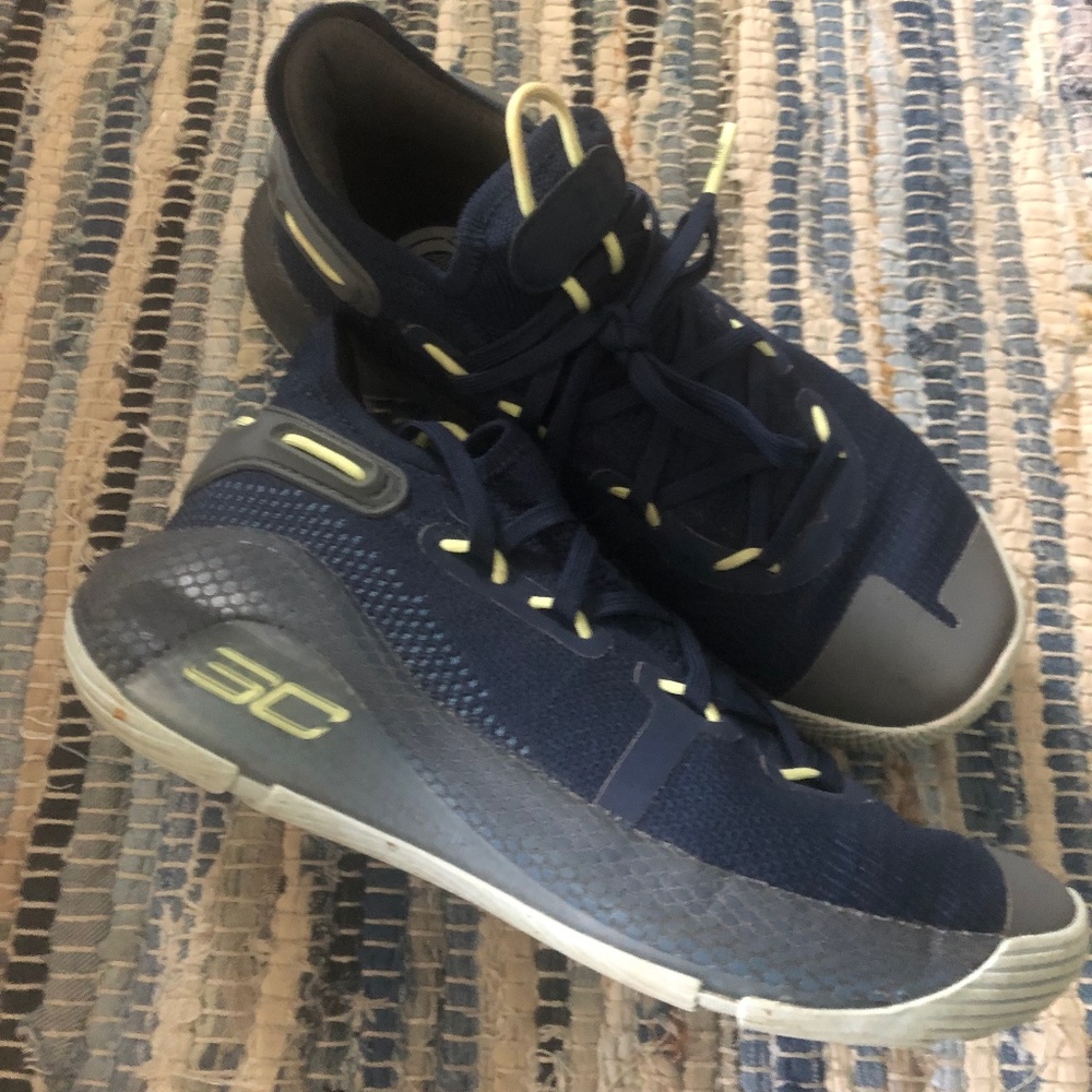 Youth 6/ adult 7.5 basketball shoes